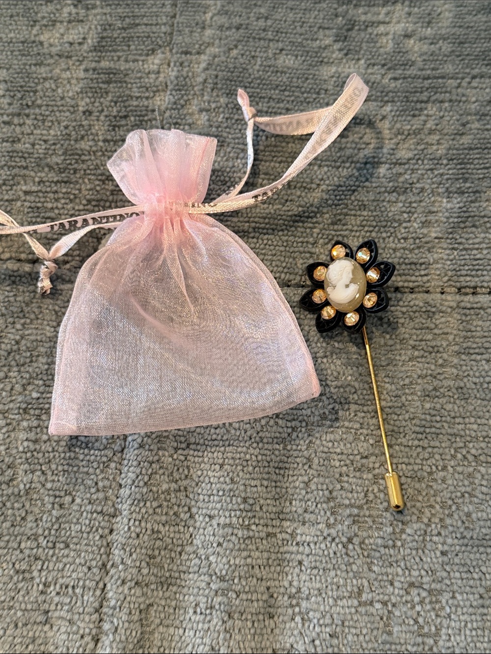 Rare Tarina Tarantino Cameo Stick Pin Brooch